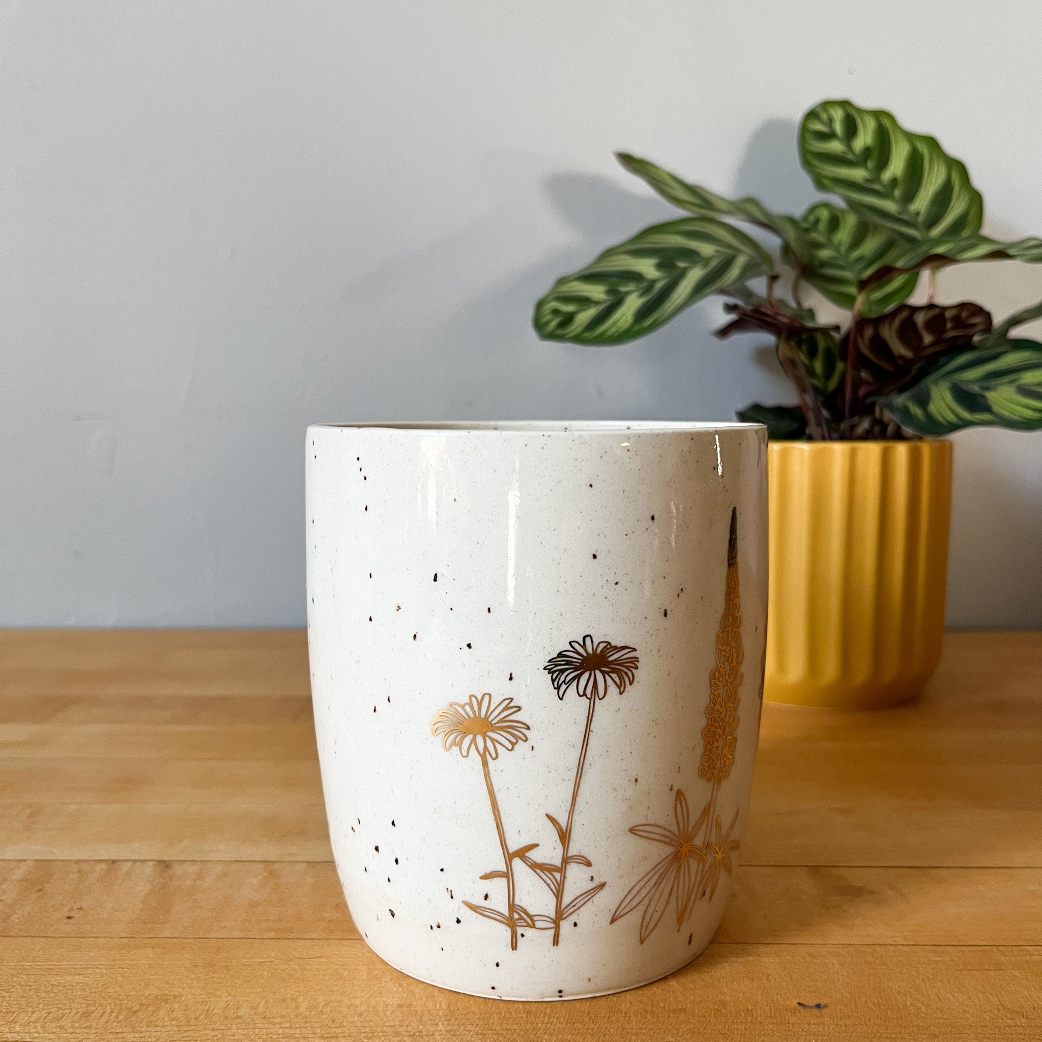 gold flower utensil jar