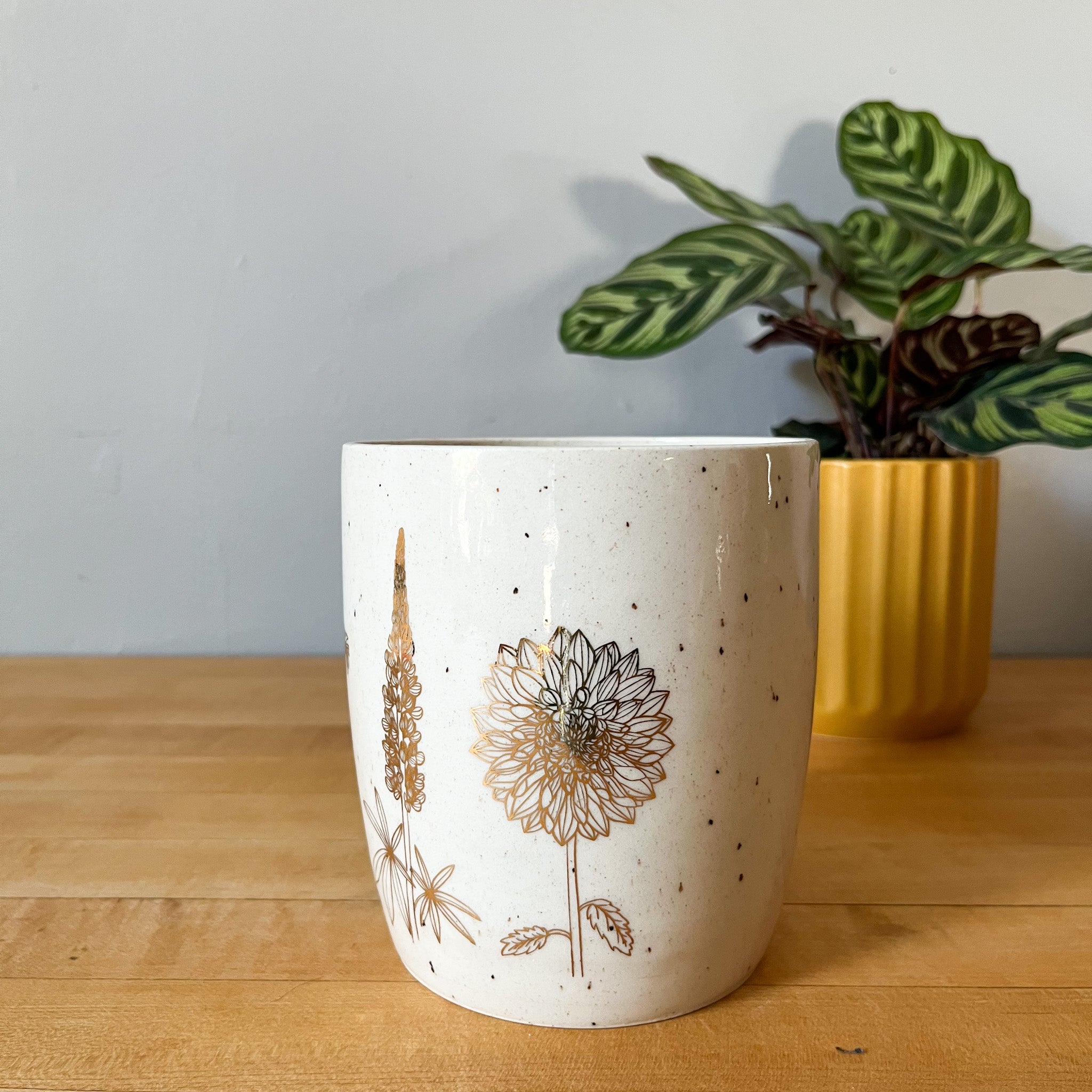 gold flower utensil jar